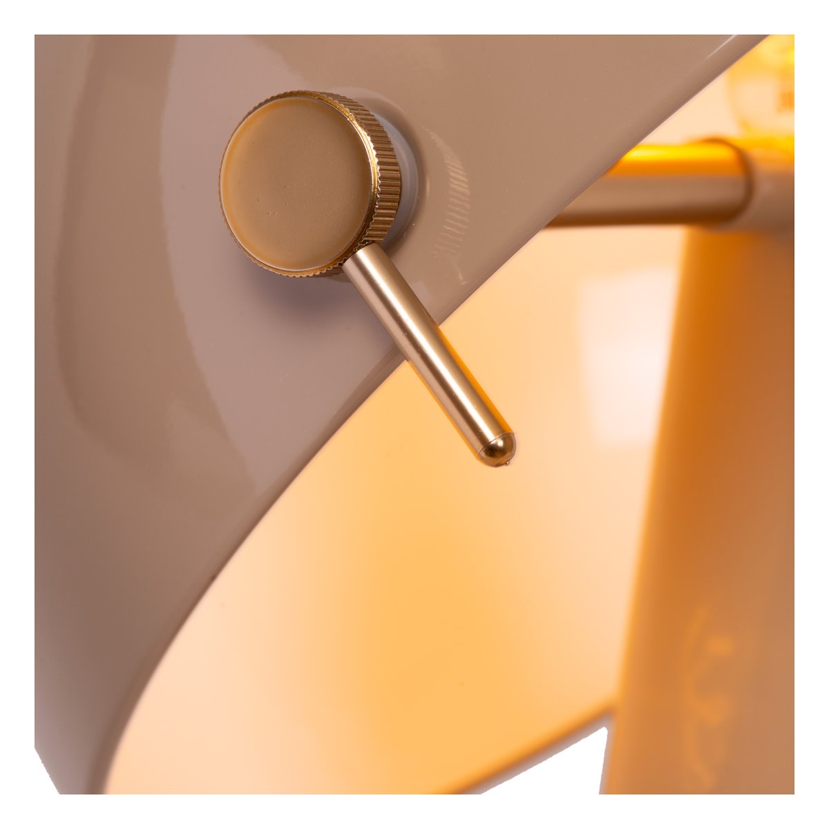 Barone 52cm Taupe bordlampe Fra Lucide - Barone er en elegant bordlampe i metall med blank taupe-finish og stilige messingdetaljer.