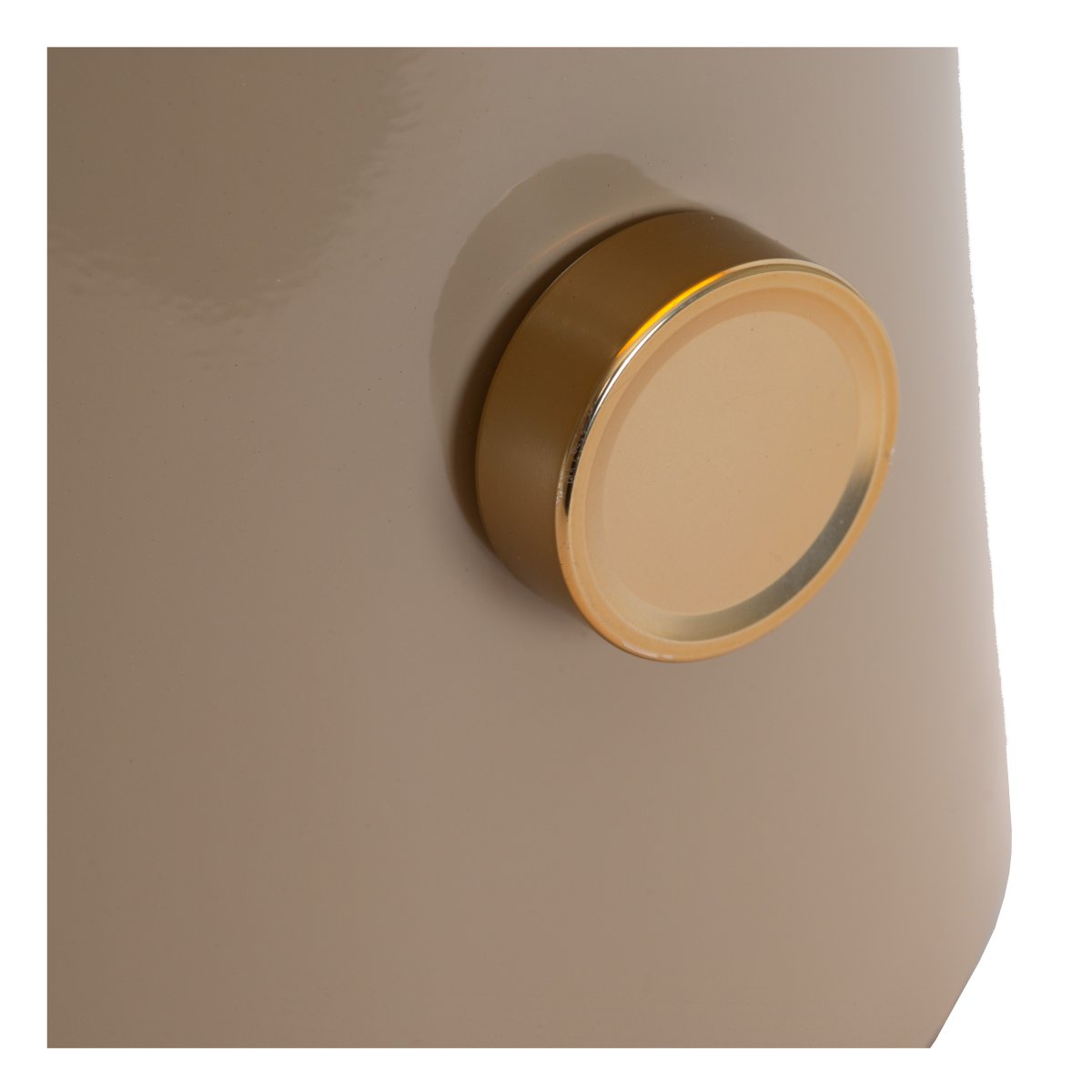 Barone 52cm Taupe bordlampe Fra Lucide - Barone er en elegant bordlampe i metall med blank taupe-finish og stilige messingdetaljer.