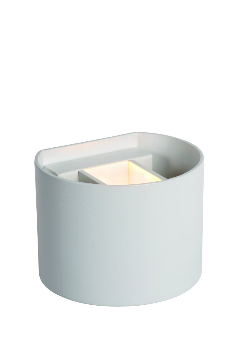 Axi Hvit baderomslampe Fra Lucide - Axi vegglampe er klar til &aring; lyse opp badet ditt med sine elegante former, og med den integrerte LED-belysningen kombinerer den stil med funksjonalitet.