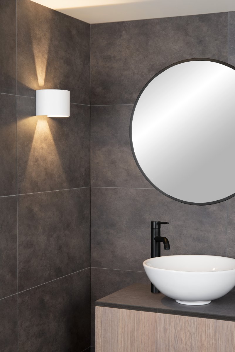 Axi Hvit baderomslampe Fra Lucide - Axi vegglampe er klar til &aring; lyse opp badet ditt med sine elegante former, og med den integrerte LED-belysningen kombinerer den stil med funksjonalitet.
