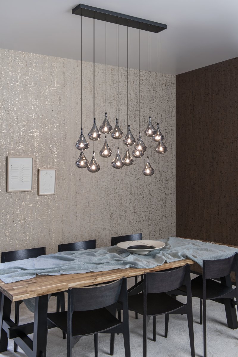 Tears 102cm Røykfarget Taklampe Fra Lucide - De dr&aring;peformede, r&oslash;kt glassskjermene som gir lampen navnet sitt, er gruppert i 16 niv&aring;er p&aring; en rektangul&aelig;r metallplate i taket.