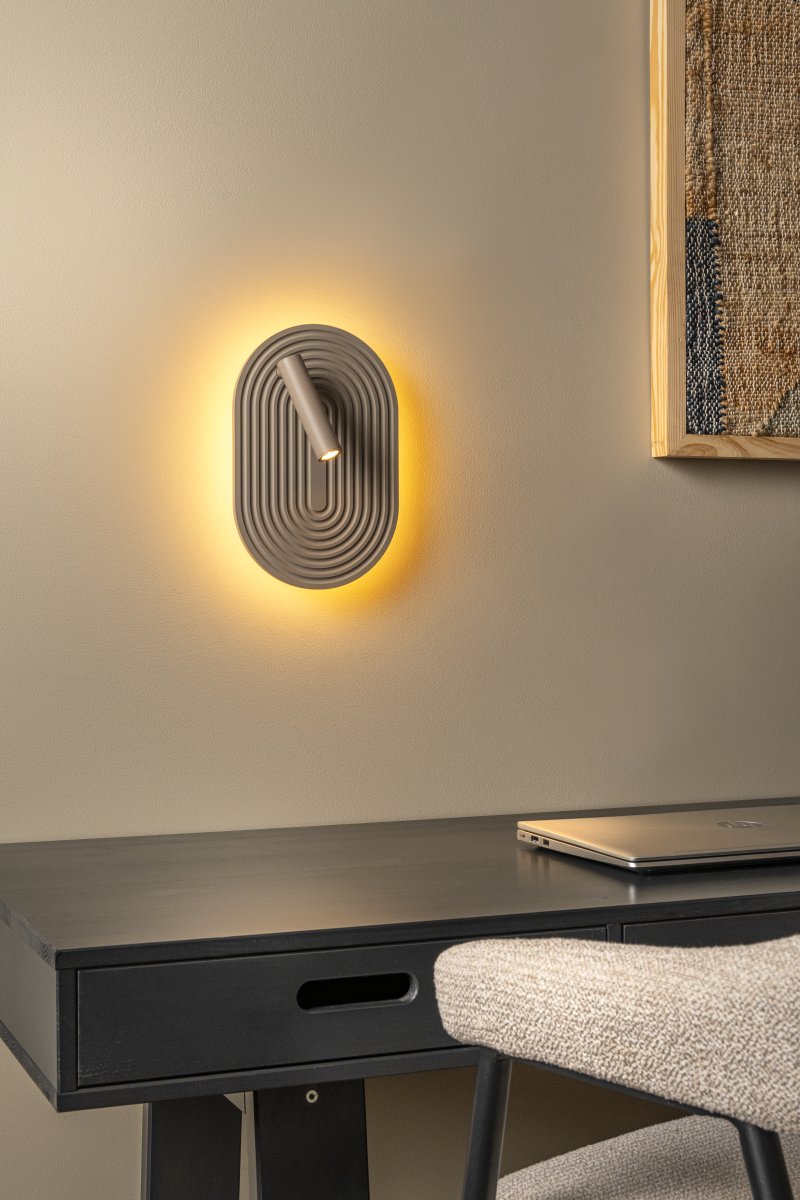 Carmino Beige leselampe Fra Lucide - Carmino er en dekorativ vegglampe i en myk beige skjerm som kombinerer funksjon og design.