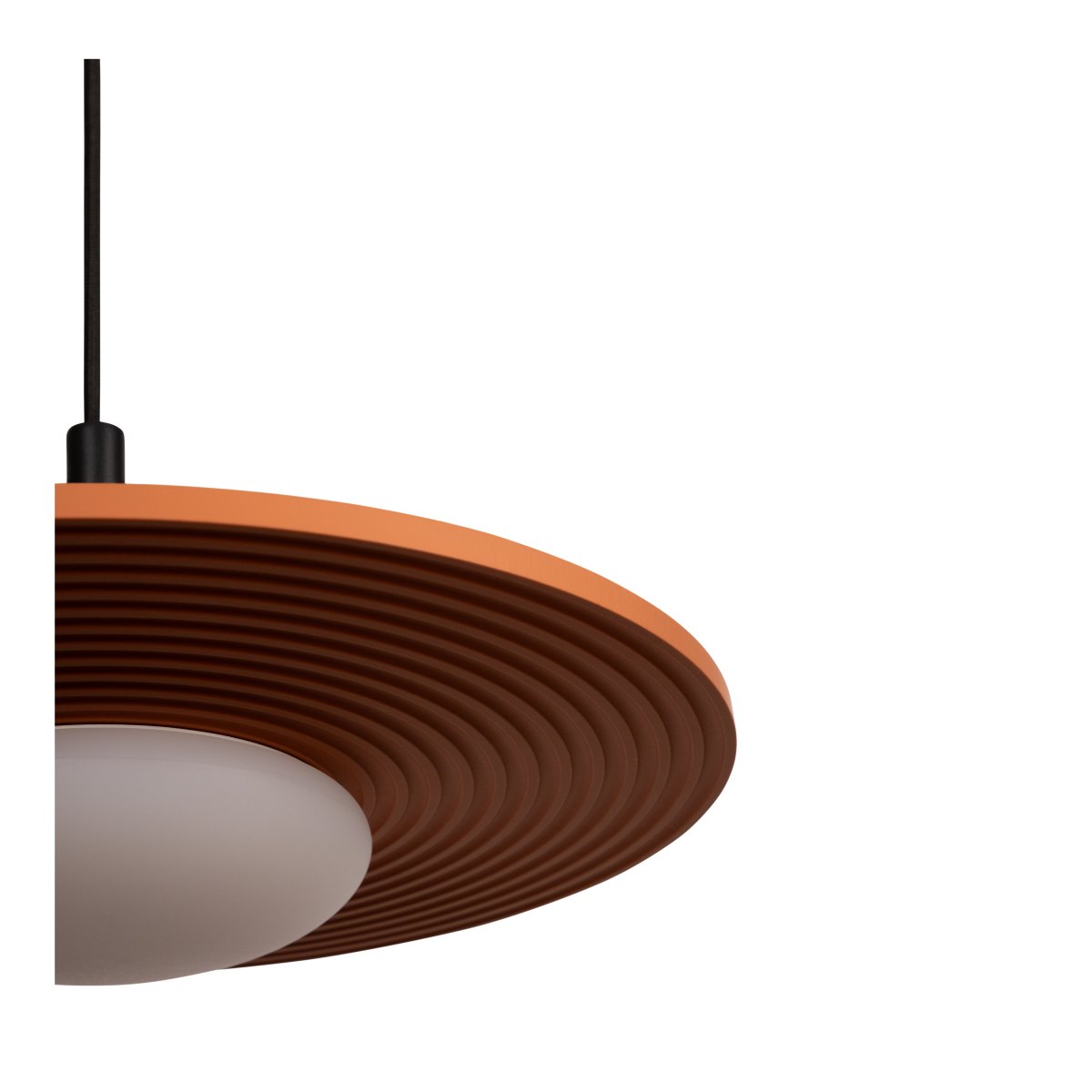 Carmino Ø38 Terrakotta Taklampe Fra Lucide - Den riflede undersiden av skjermen skaper en dekorativ struktur og passer fint sammen med lampens svarte metalldetaljer.