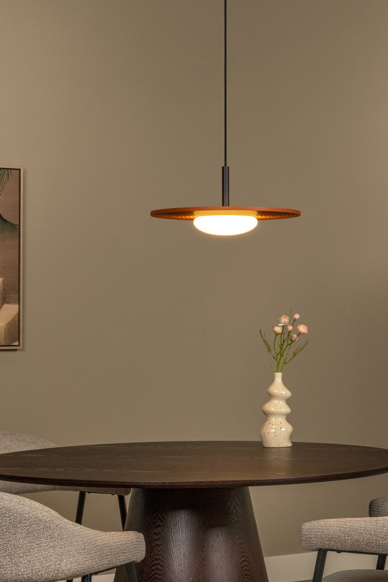 Carmino Ø38 Terrakotta Taklampe Fra Lucide - Den riflede undersiden av skjermen skaper en dekorativ struktur og passer fint sammen med lampens svarte metalldetaljer.