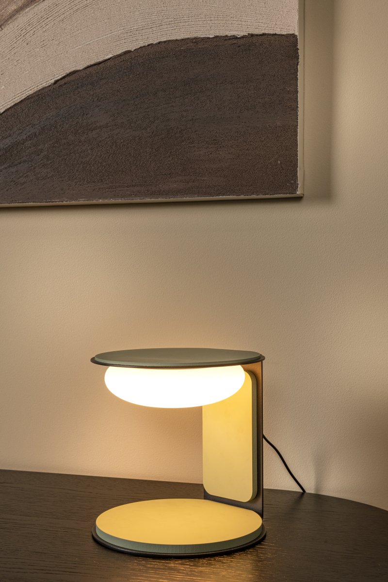 Alinda 20cm Grønn bordlampe Fra Lucide - Alinda er en smart og stilig bordlampe laget av tre med en elegant glassskjerm og integrert LED.