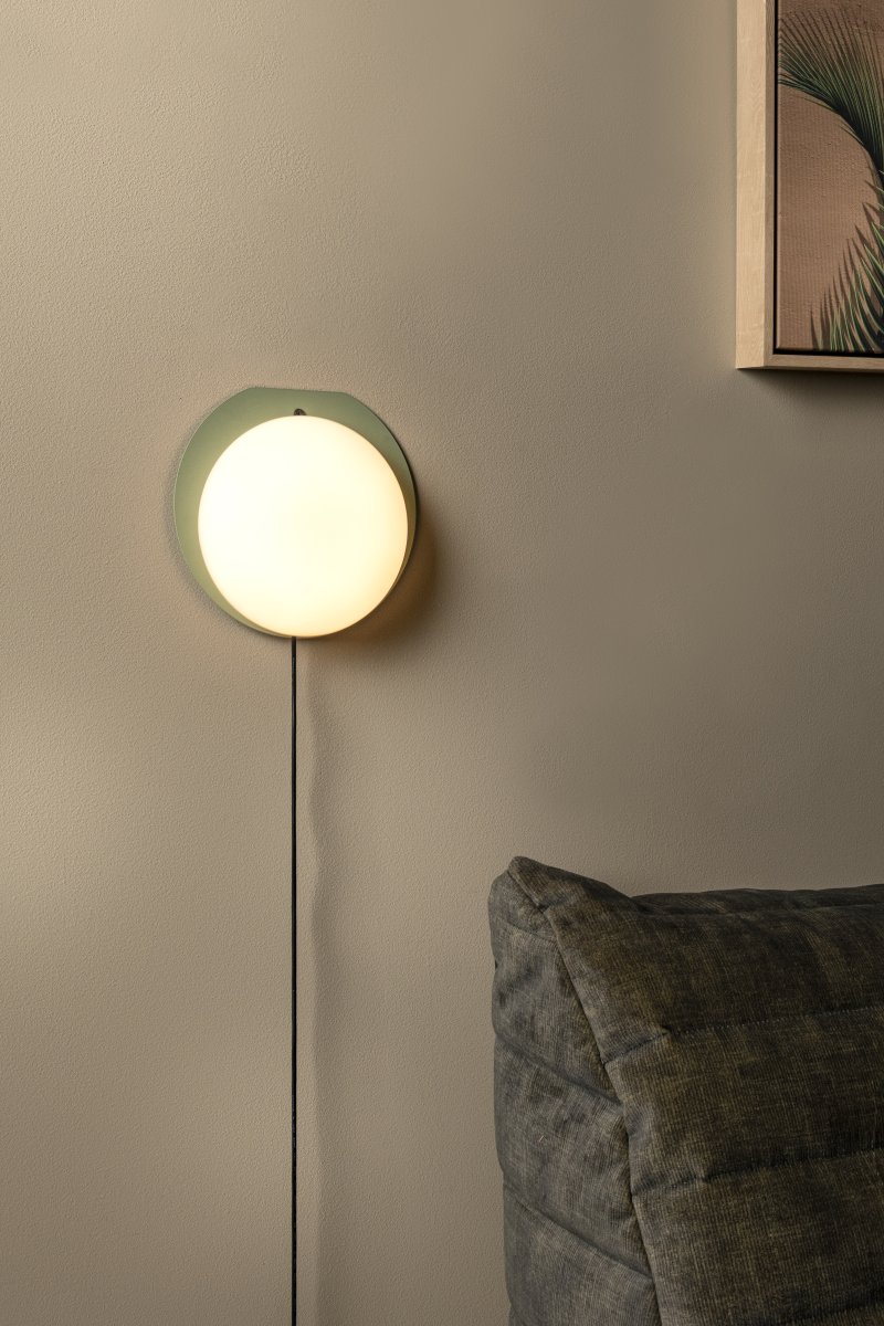 Alinda 20cm Grønn bordlampe Fra Lucide - Alinda er en smart og stilig bordlampe laget av tre med en elegant glassskjerm og integrert LED.