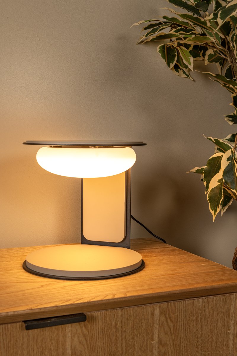 Alinda 20cm Beige bordlampe Fra Lucide - Alinda er en smart og stilig bordlampe laget av tre med en elegant glassskjerm og integrert LED.