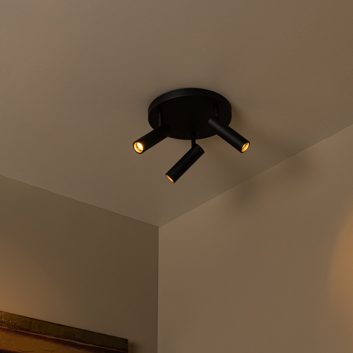 Grado 3 Svart spotlight Fra Lucide - De stilige spotlightene er utstyrt med en integrert diffuser som sprer et bredt og jevnt lys.