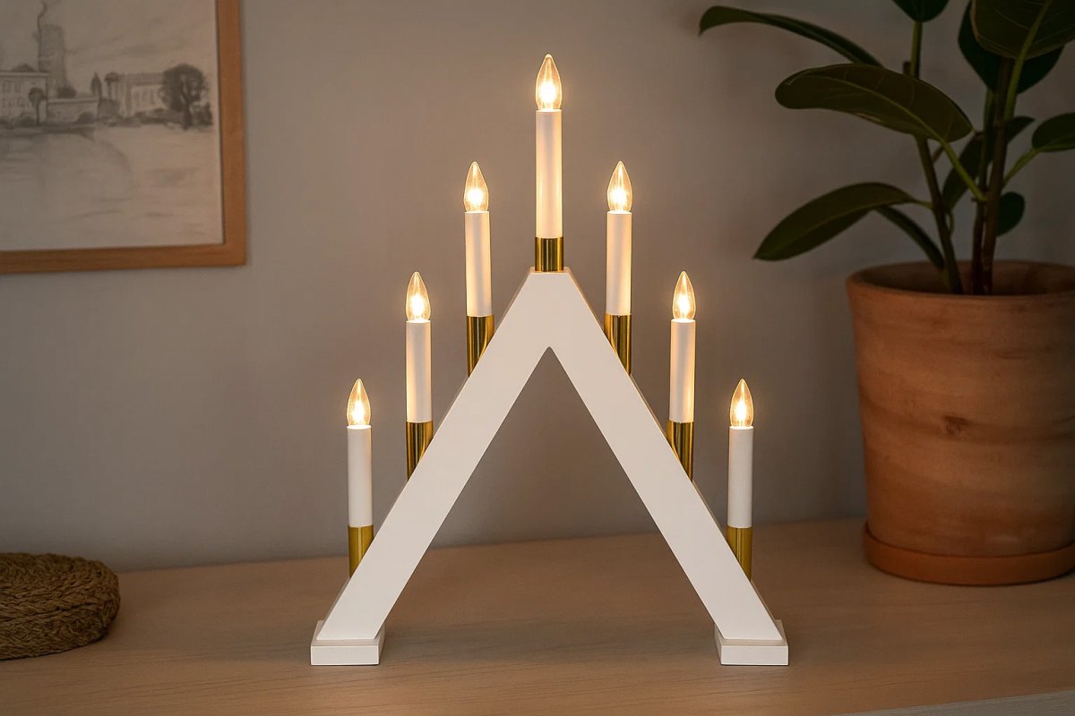 Hilda 7 Hvit Fra Pixie Design - Det anbefales &aring; plassere den i vinduet eller p&aring; byr&aring;et i stuen.