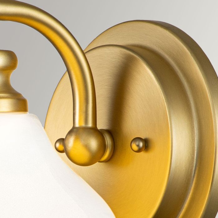 Ainsley Ø16 Børstet messing baderomslampe Fra Elstead Lighting - Den kuppelformede opalglasskjermen gir et mykt og behagelig lys og er kombinert med en elegant b&oslash;rstet messingfinish som setter prikken over i-en.