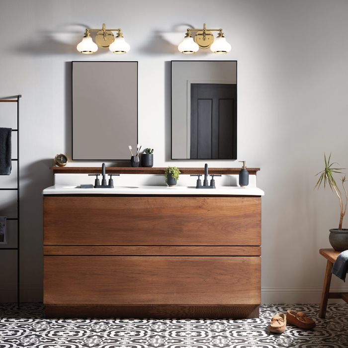 Ainsley 40cm Børstet messing baderomslampe Fra Elstead Lighting - De kuppelformede opalglasskjermene gir et mykt og behagelig lys og er kombinert med en elegant b&oslash;rstet messingfinish som setter prikken over i-en.