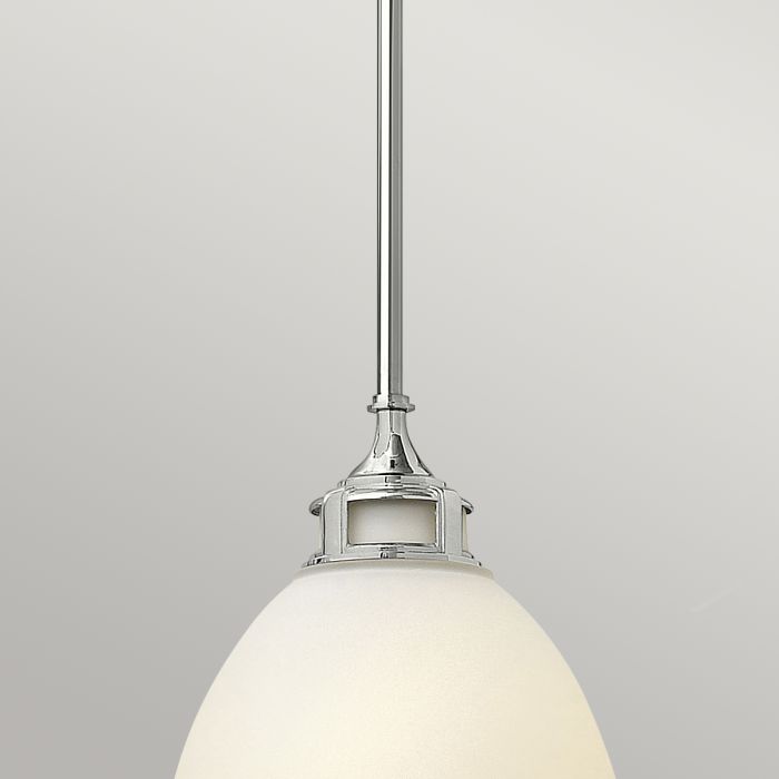 Amelia Ø32 Krom Taklampe Fra Elstead Lighting - Amelia har en klassisk pendeldesign som f&ouml;rnyar vintage-detaljer med ett gjutet glasf&auml;ste, en gjuten metallram samt framtr&auml;dande g&aring;ngj&auml;rn och sp&auml;nnen.