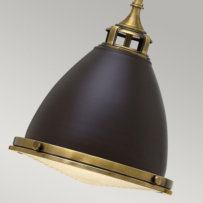 Amelia Ø32 Bronse/messing Taklampe Fra Elstead Lighting - Kupolen har en etsad prismatisk bottenlins, och denna helmetalliska versionen i brons och m&auml;ssingdetaljer har en autentisk vintagelook.