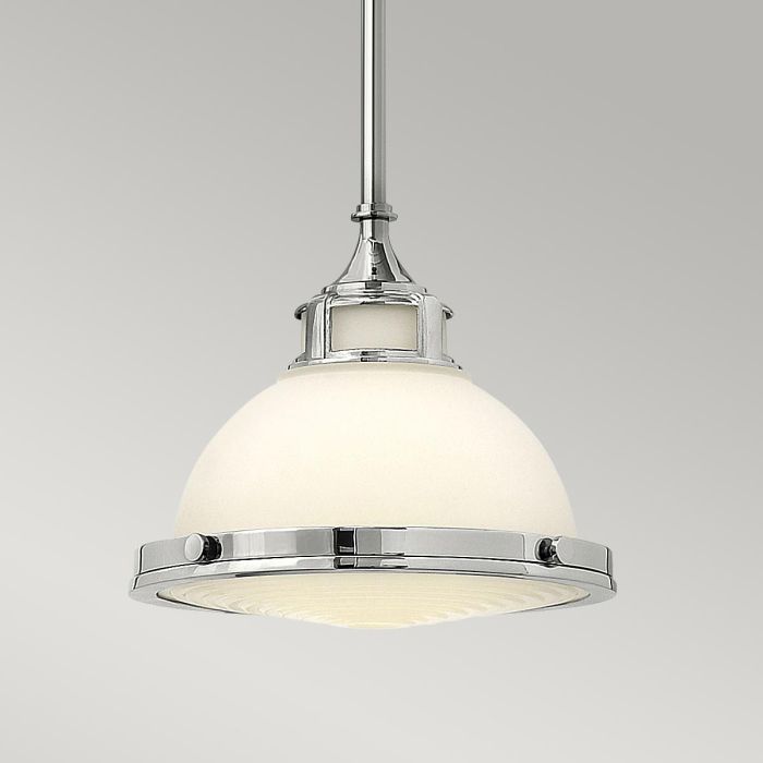 Amelia Ø30 Krom Taklampe Fra Elstead Lighting - Amelia har en klassisk pendeldesign som f&ouml;rnyar vintage-detaljer med ett gjutet glasf&auml;ste, en gjuten metallram samt framtr&auml;dande g&aring;ngj&auml;rn och sp&auml;nnen.