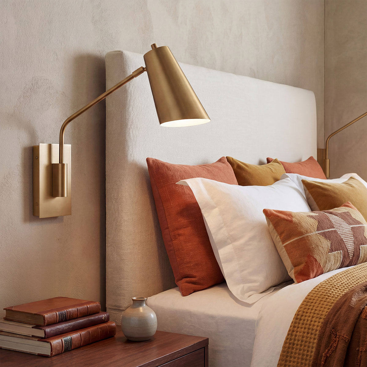 Bray 42cm Messing leselampe Fra Elstead Lighting - Bray har ogs&aring; en diskret integrert str&oslash;mbryter som gj&oslash;r det enkelt &aring; sl&aring; lampen av og p&aring; direkte p&aring; lampen.