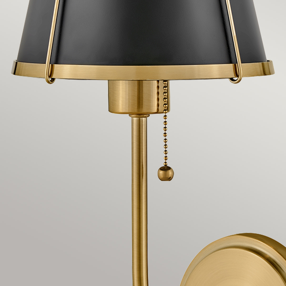 Clarke 40cm Messing/svart vegglampe Fra Elstead Lighting - Clarke er en elegant vegglampe laget av stål med en vakker varm messingfinish og en stilig svart skjerm.