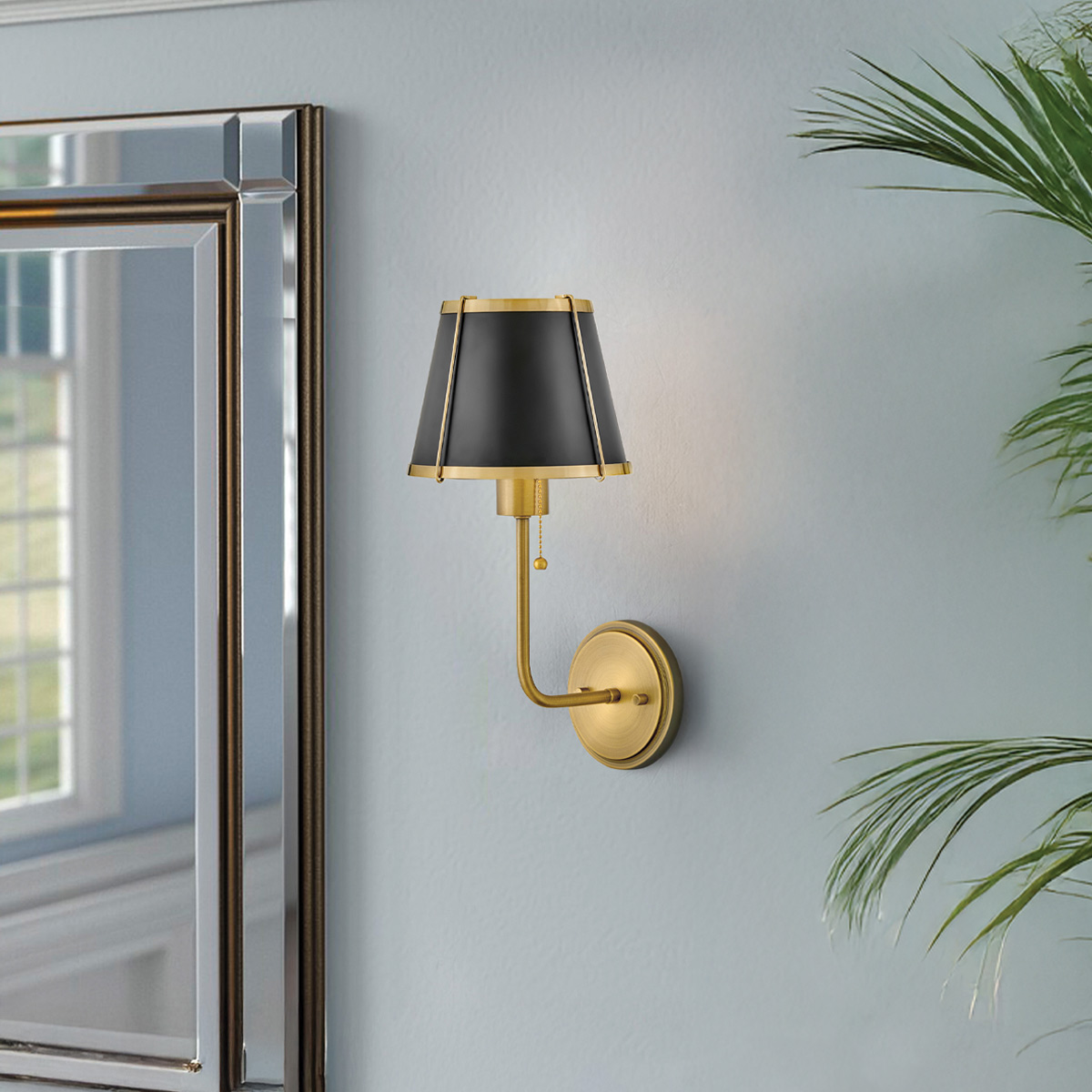 Clarke 40cm Messing/svart vegglampe Fra Elstead Lighting - Clarke er en elegant vegglampe laget av stål med en vakker varm messingfinish og en stilig svart skjerm.