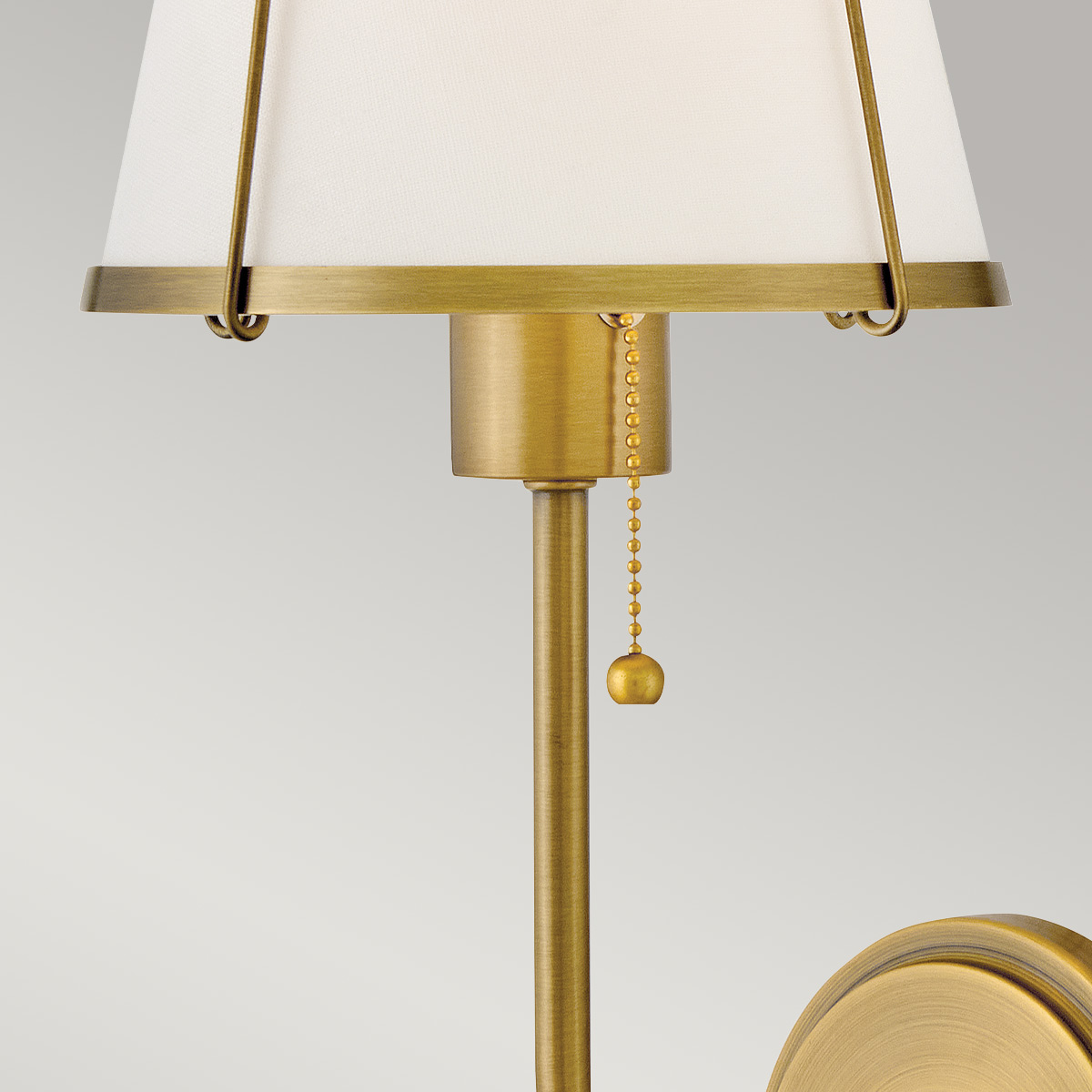 Clarke 40cm Messing/hvit vegglampe Fra Elstead Lighting - Clarke er en elegant vegglampe laget av stål med en vakker varm messingfinish og en hvit linskjerm.