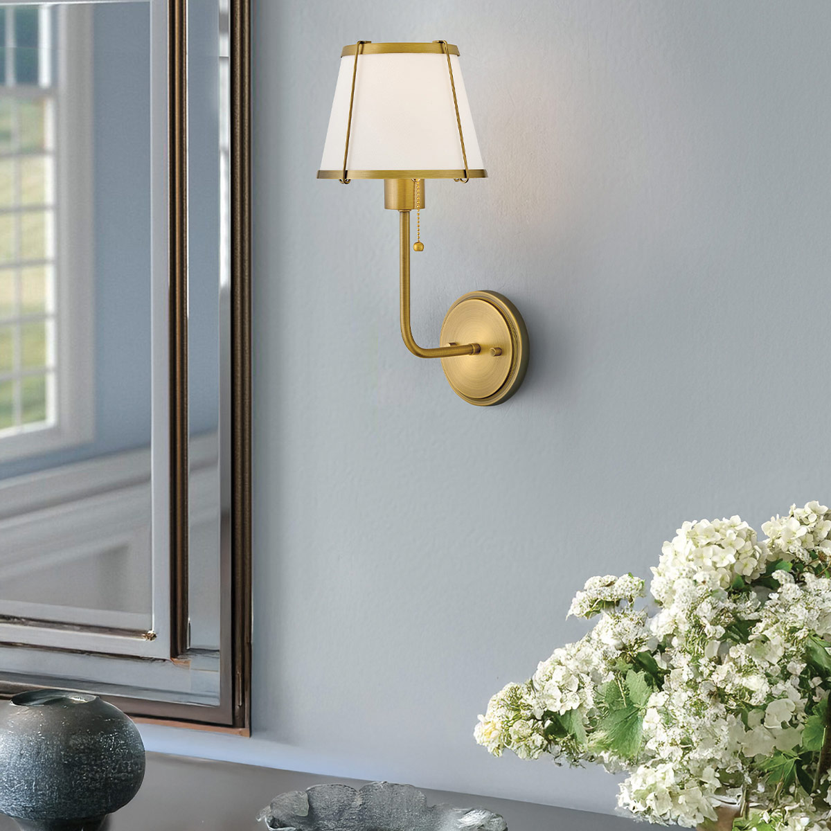 Clarke 40cm Messing/hvit vegglampe Fra Elstead Lighting - Clarke er en elegant vegglampe laget av stål med en vakker varm messingfinish og en hvit linskjerm.