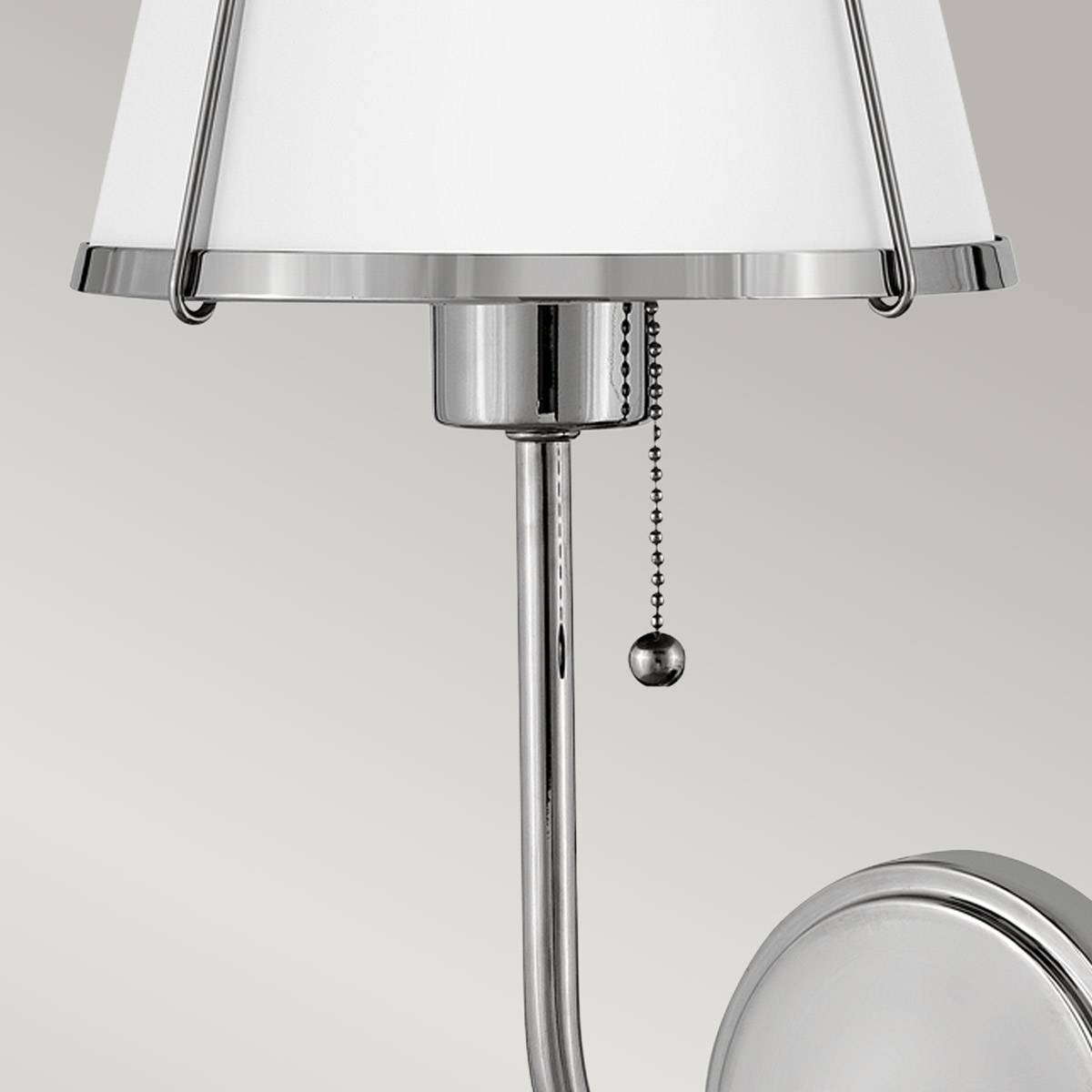 Clarke 40cm Nikkel/hvit vegglampe Fra Elstead Lighting - Lampen er utstyrt med en praktisk trekkbryter som gjør den enkel å slå av og på.