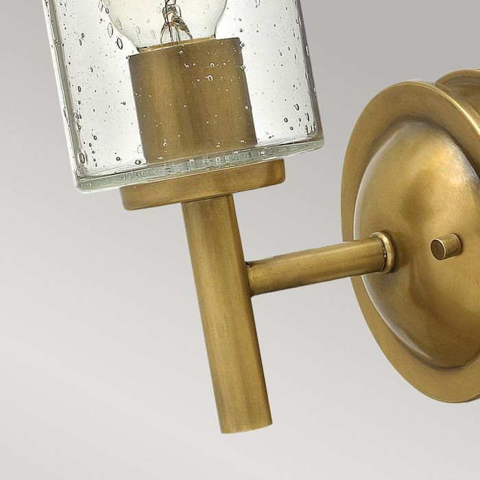 Collier 26cm Antikk messing vegglampe Fra Elstead Lighting - Gjutna knappar, g&aring;ngj&auml;rn och st&auml;nger i en finish av klassisk m&auml;ssing ger en sofistikerad elegans som &auml;r b&aring;de modern och tidl&ouml;s.