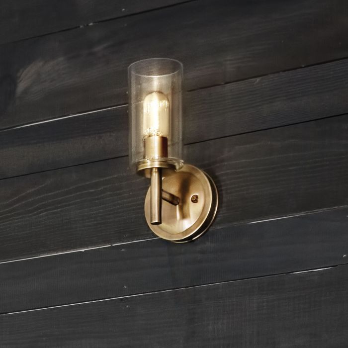 Collier 26cm Antikk messing vegglampe Fra Elstead Lighting - Gjutna knappar, g&aring;ngj&auml;rn och st&auml;nger i en finish av klassisk m&auml;ssing ger en sofistikerad elegans som &auml;r b&aring;de modern och tidl&ouml;s.