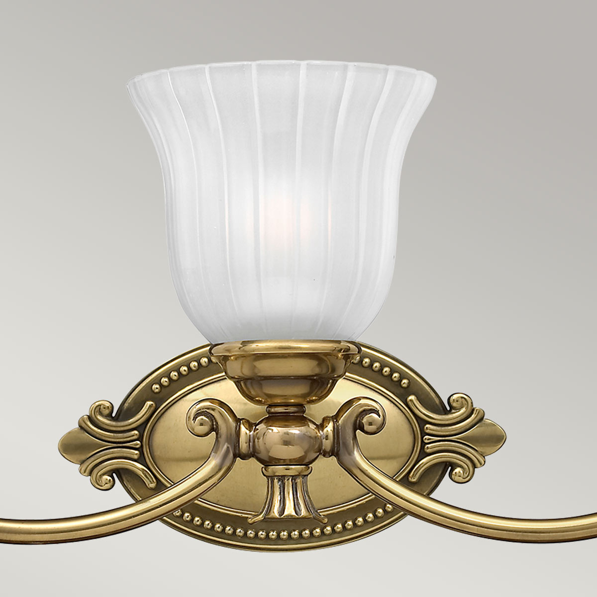 Francoise 64cm Messing baderomslampe Fra Elstead Lighting - Den har en vakker kuppel av frostet glass med riflet design som sprer et mykt lys, og den dekorative messingbasen gir et stilig preg.