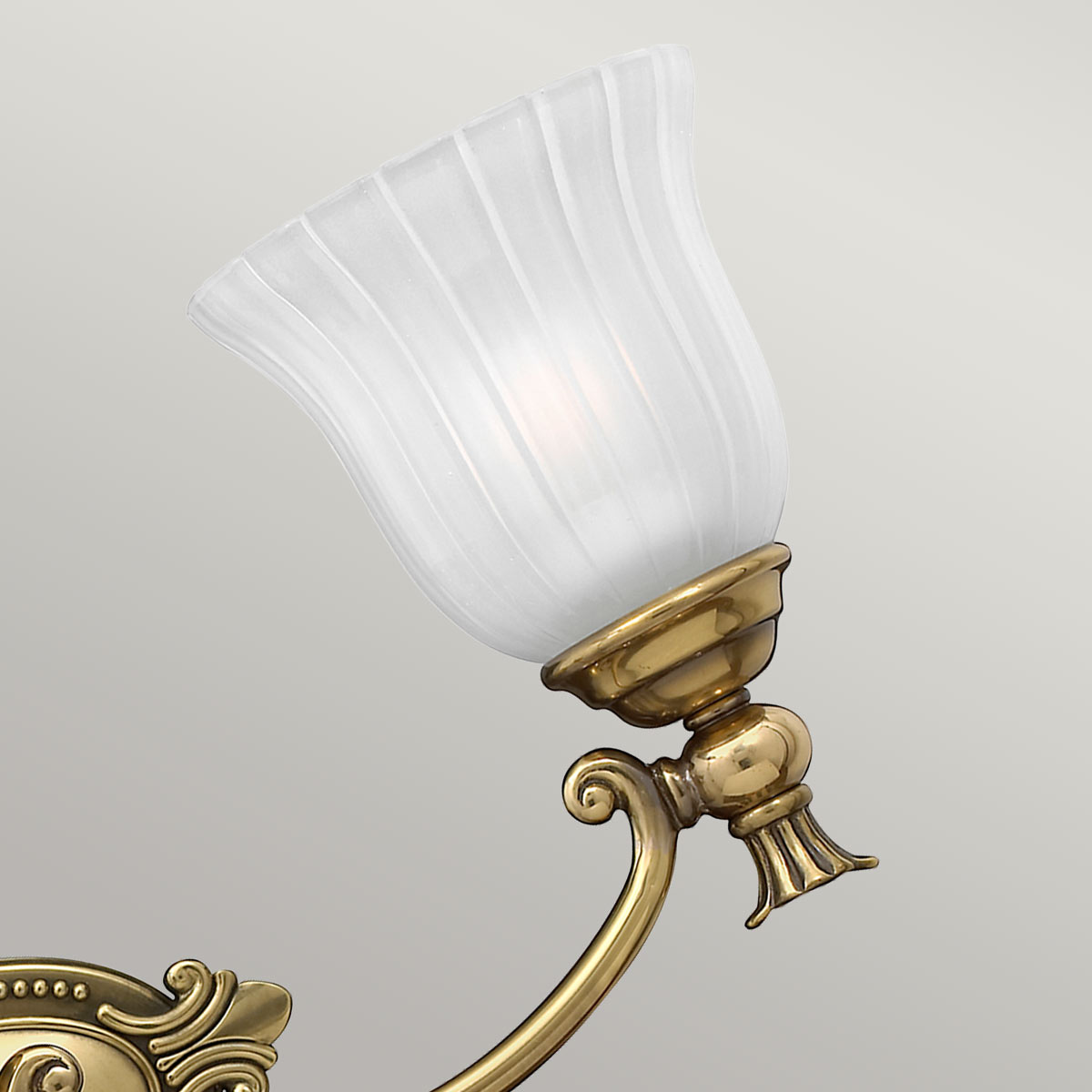 Francoise 64cm Messing baderomslampe Fra Elstead Lighting - Den har en vakker kuppel av frostet glass med riflet design som sprer et mykt lys, og den dekorative messingbasen gir et stilig preg.