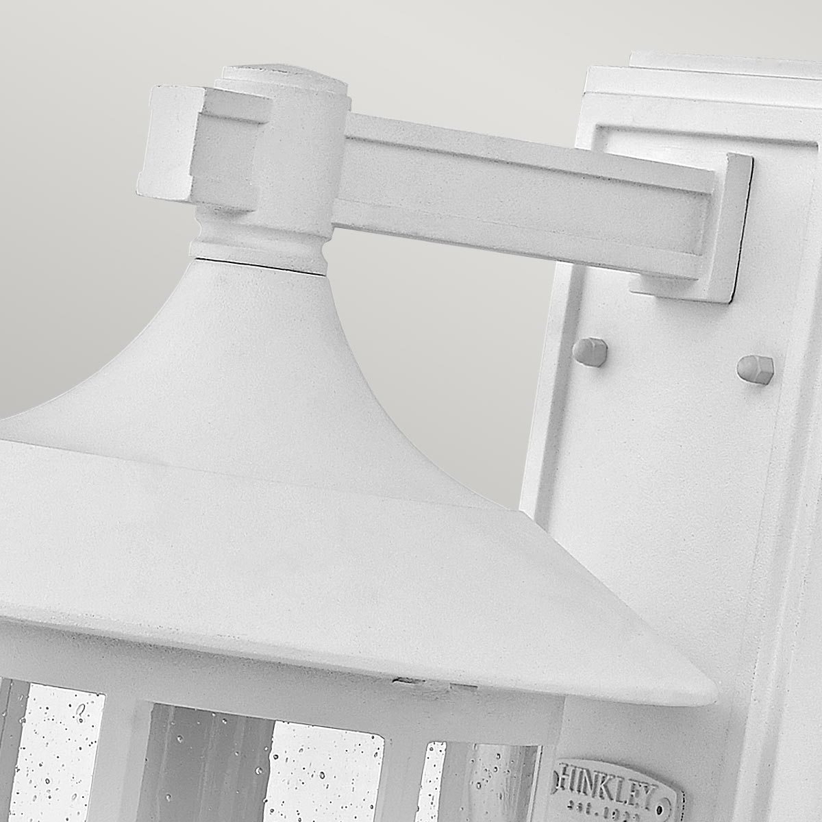 Freeport 40cm Hvit utendørslampe Fra Elstead Lighting - Med en IP44-klassifisering er Freeport beskyttet mot regn og fuktighet, noe som gjør den ideell for innganger, fasader og uteplasser.