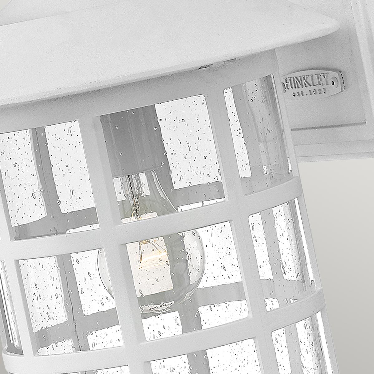 Freeport 40cm Hvit utendørslampe Fra Elstead Lighting - Med en IP44-klassifisering er Freeport beskyttet mot regn og fuktighet, noe som gjør den ideell for innganger, fasader og uteplasser.