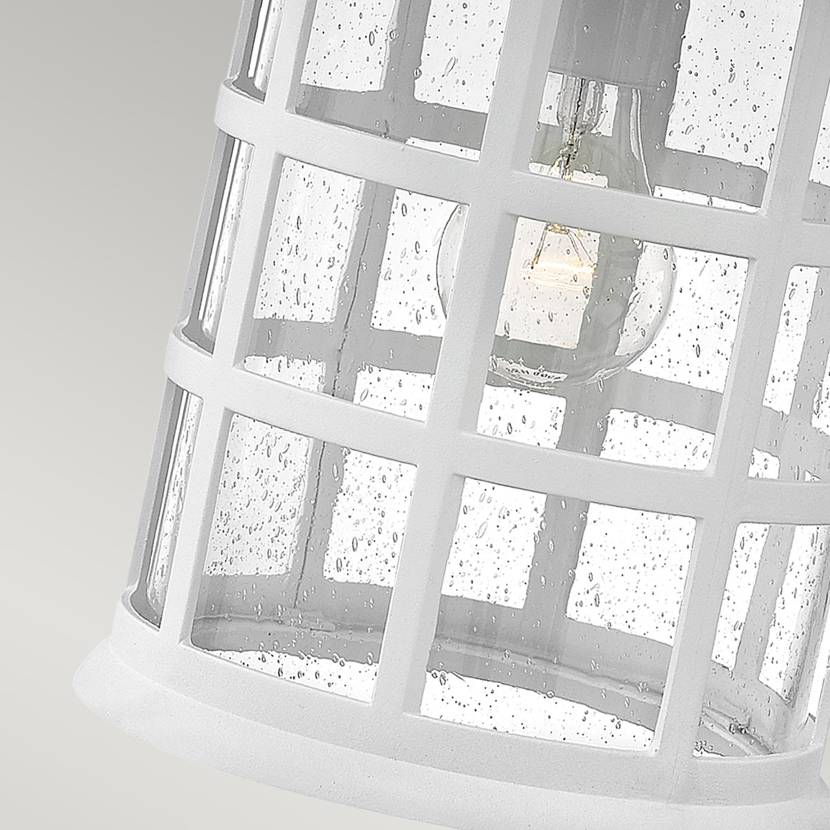 Freeport 40cm Hvit utendørslampe Fra Elstead Lighting - Med en IP44-klassifisering er Freeport beskyttet mot regn og fuktighet, noe som gjør den ideell for innganger, fasader og uteplasser.