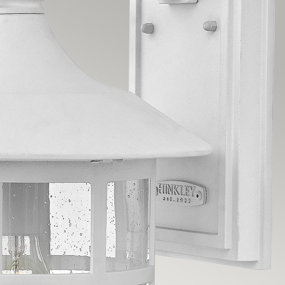 Freeport 40cm Hvit utendørslampe Fra Elstead Lighting - Med en IP44-klassifisering er Freeport beskyttet mot regn og fuktighet, noe som gjør den ideell for innganger, fasader og uteplasser.