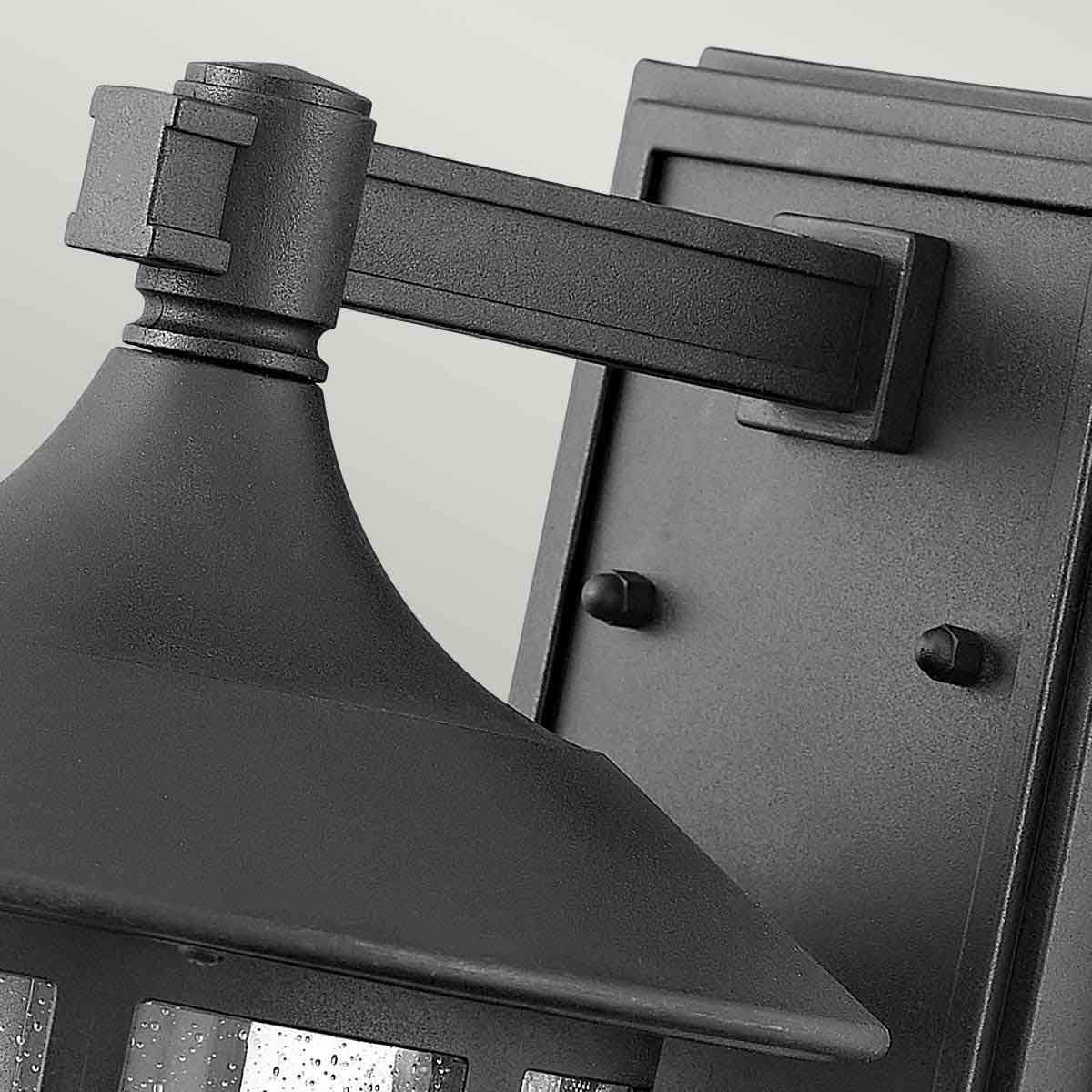 Freeport 30cm Svart utendørslampe Fra Elstead Lighting - Med en IP44-klassifisering er Freeport beskyttet mot regn og fuktighet, noe som gjør den ideell for innganger, fasader og uteplasser.