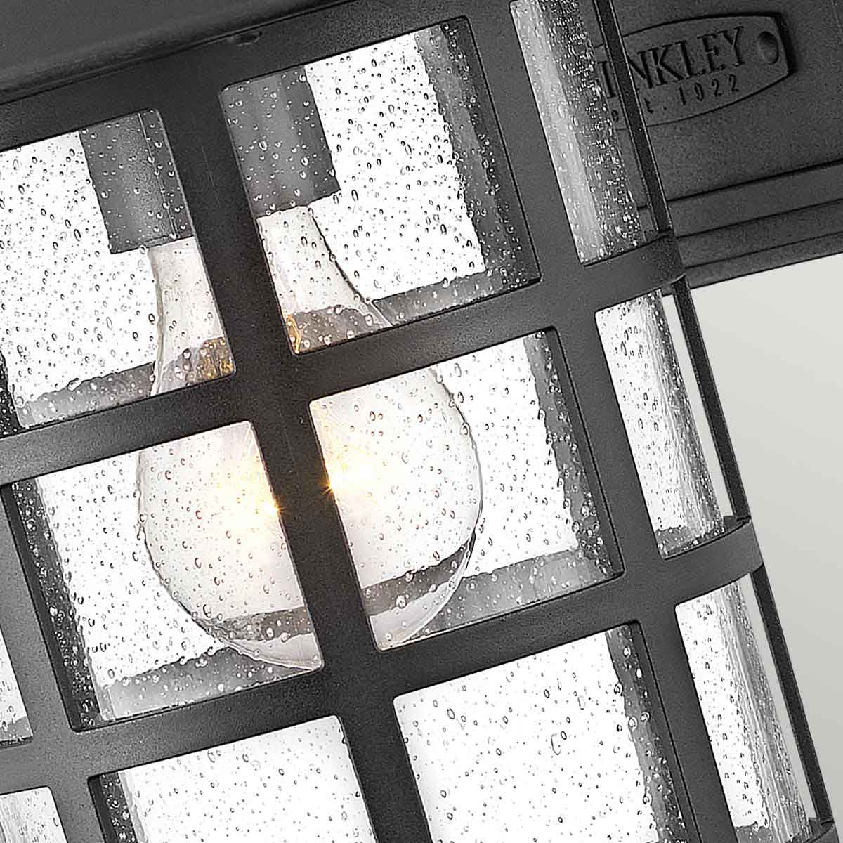 Freeport 30cm Svart utendørslampe Fra Elstead Lighting - Med en IP44-klassifisering er Freeport beskyttet mot regn og fuktighet, noe som gjør den ideell for innganger, fasader og uteplasser.