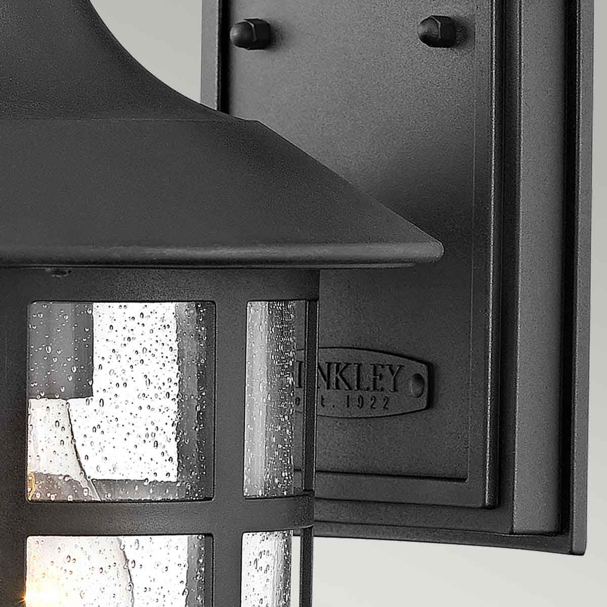 Freeport 30cm Svart utendørslampe Fra Elstead Lighting - Med en IP44-klassifisering er Freeport beskyttet mot regn og fuktighet, noe som gjør den ideell for innganger, fasader og uteplasser.