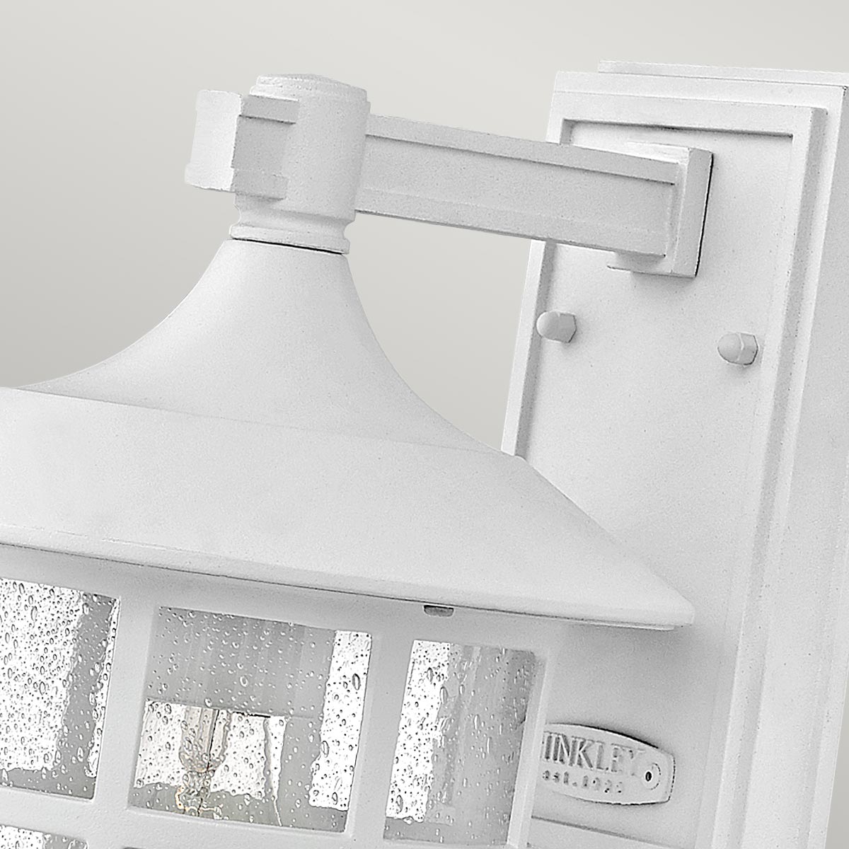 Freeport 30cm Hvit utendørslampe Fra Elstead Lighting - Med en IP44-klassifisering er Freeport beskyttet mot regn og fuktighet, noe som gjør den ideell for innganger, fasader og uteplasser.