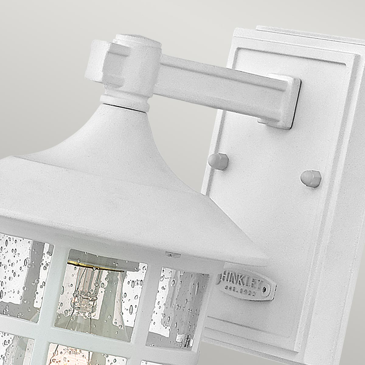 Freeport 24cm Hvit utendørslampe Fra Elstead Lighting - Med en IP44-klassifisering er Freeport beskyttet mot regn og fuktighet, noe som gjør den ideell for innganger, fasader og uteplasser.