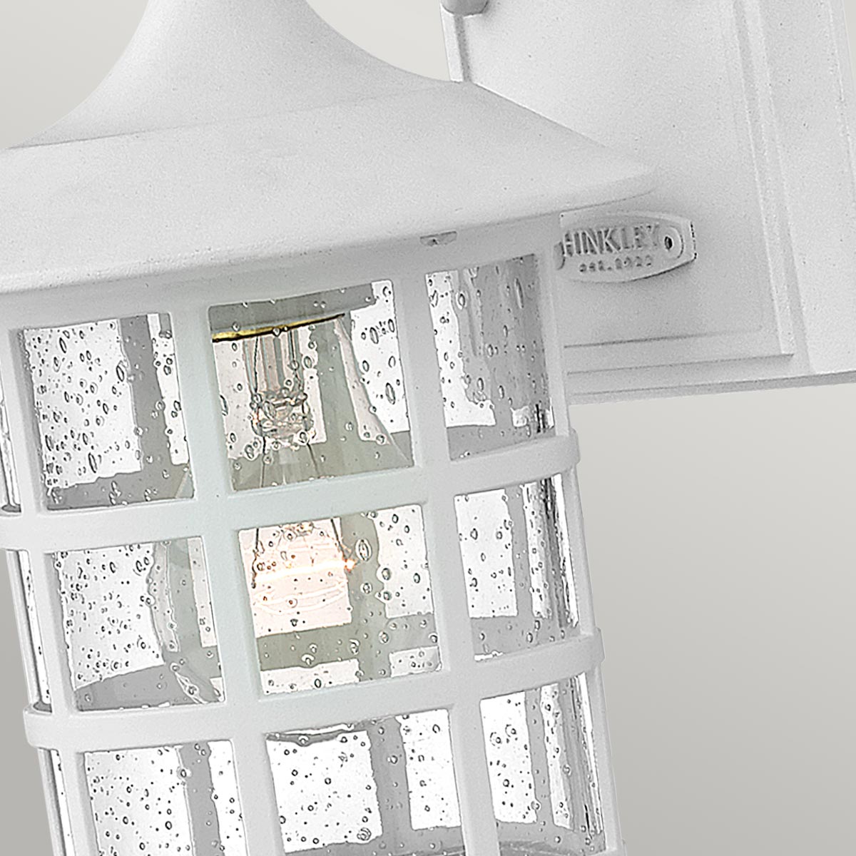 Freeport 24cm Hvit utendørslampe Fra Elstead Lighting - Med en IP44-klassifisering er Freeport beskyttet mot regn og fuktighet, noe som gjør den ideell for innganger, fasader og uteplasser.
