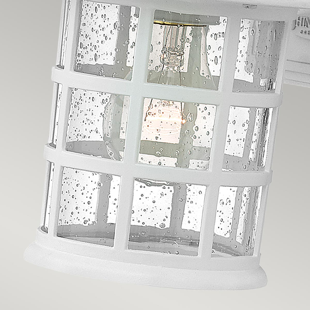 Freeport 24cm Hvit utendørslampe Fra Elstead Lighting - Med en IP44-klassifisering er Freeport beskyttet mot regn og fuktighet, noe som gjør den ideell for innganger, fasader og uteplasser.