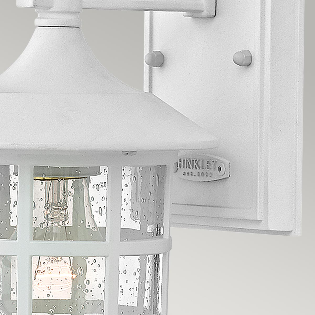 Freeport 24cm Hvit utendørslampe Fra Elstead Lighting - Med en IP44-klassifisering er Freeport beskyttet mot regn og fuktighet, noe som gjør den ideell for innganger, fasader og uteplasser.