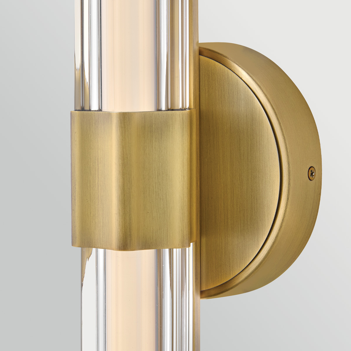 Georgette 35cm Messing baderomslampe Fra Elstead Lighting - Georgette er en elegant vegglampe til badet med et dekorativt og symmetrisk design.