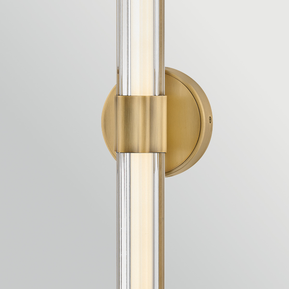 Georgette 60cm Messing baderomslampe Fra Elstead Lighting - Georgette er en elegant vegglampe til badet med et dekorativt og symmetrisk design.
