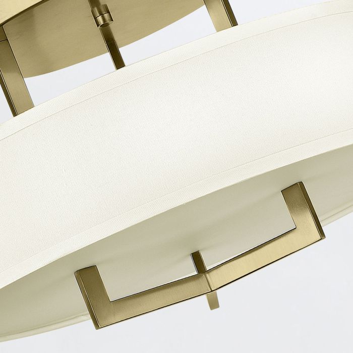 Hampton Ø50 Børstet messing plafond Fra Elstead Lighting - Rammen i b&oslash;rstet messingfinish skaper et eksklusivt uttrykk og kompletteres av en off-white linskjerm som gir et mykt og fint lys.