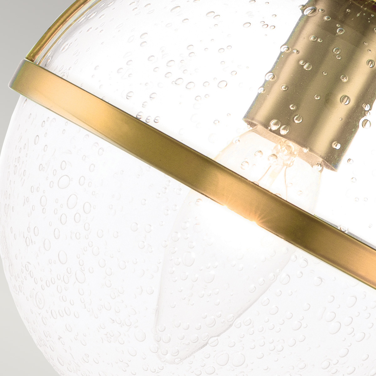 Hollis 40cm Antikk messing baderomslampe Fra Elstead Lighting - Laget av stål med messingfinish, er den både robust og dekorativ.