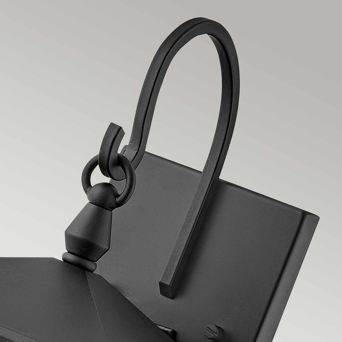 Huntersfield Svart utendørslampe Fra Elstead Lighting - Laget av aluminium og i en klassisk svart finish, gir den både holdbarhet og stil til utendørsbelysningen din.