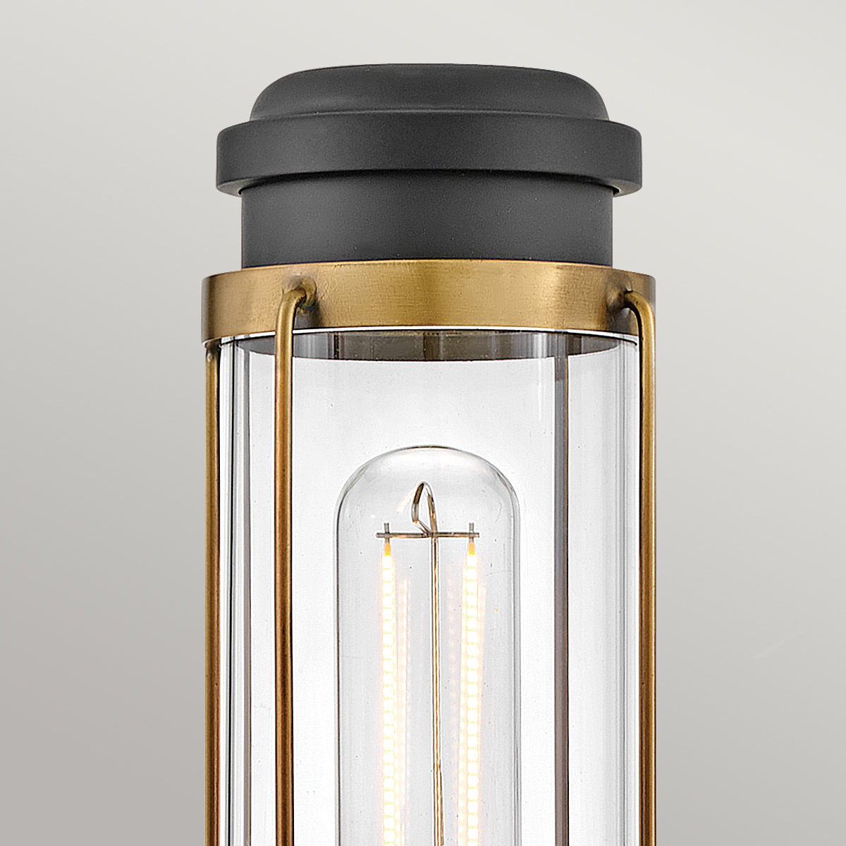 Masthead 35cm Messing baderomslampe Fra Elstead Lighting - Laget av stål og glass har den en sofistikert messingfinish kombinert med sorte detaljer som gir et luksuriøst og tidløst uttrykk.