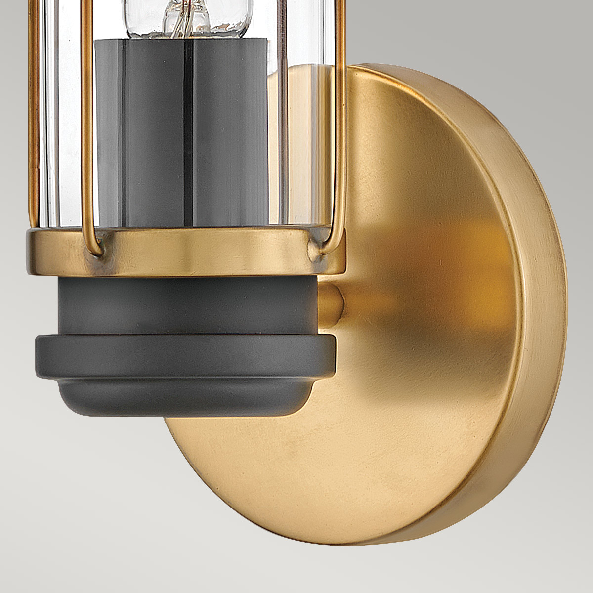 Masthead 35cm Messing baderomslampe Fra Elstead Lighting - Laget av stål og glass har den en sofistikert messingfinish kombinert med sorte detaljer som gir et luksuriøst og tidløst uttrykk.