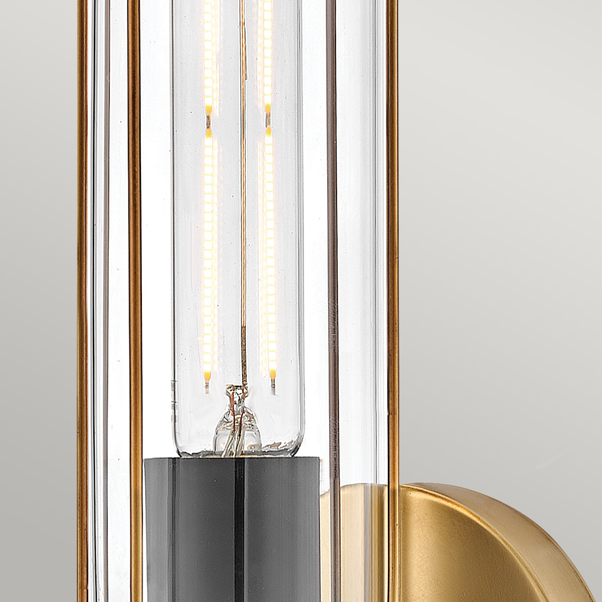 Masthead 35cm Messing baderomslampe Fra Elstead Lighting - Laget av stål og glass har den en sofistikert messingfinish kombinert med sorte detaljer som gir et luksuriøst og tidløst uttrykk.