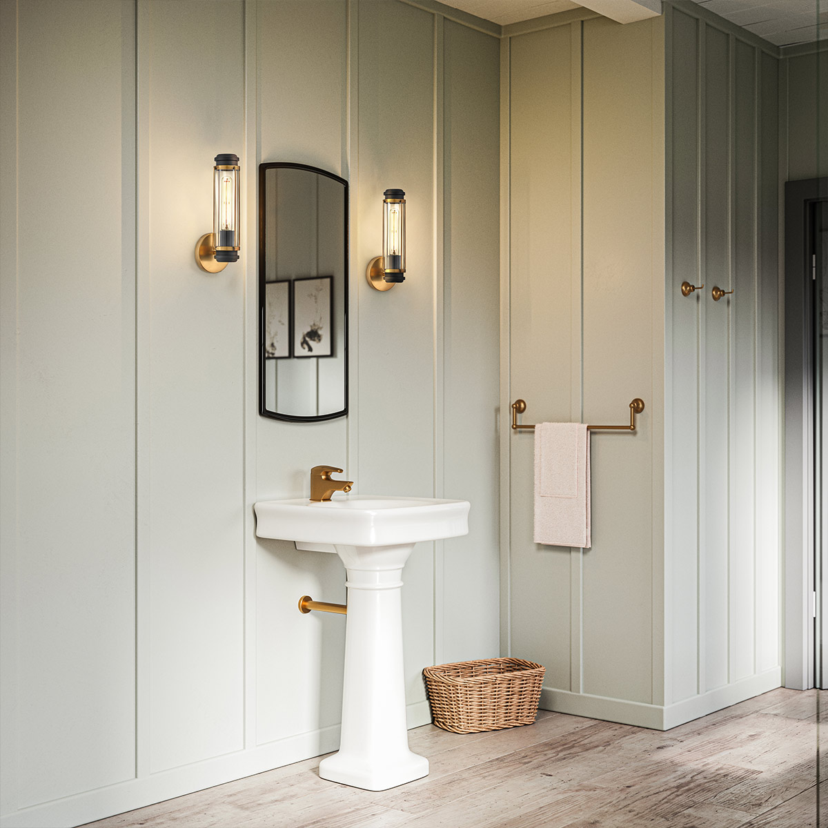 Masthead 35cm Messing baderomslampe Fra Elstead Lighting - Laget av stål og glass har den en sofistikert messingfinish kombinert med sorte detaljer som gir et luksuriøst og tidløst uttrykk.
