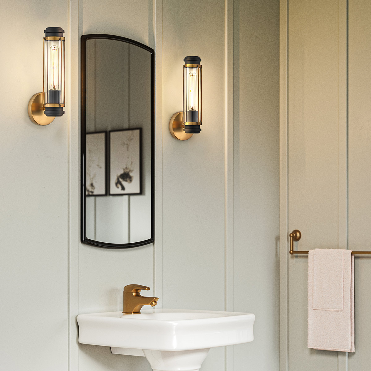 Masthead 35cm Messing baderomslampe Fra Elstead Lighting - Laget av stål og glass har den en sofistikert messingfinish kombinert med sorte detaljer som gir et luksuriøst og tidløst uttrykk.